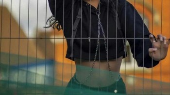 Upss, wajahnya menyatu dengan pagar. Foto: Boredpanda