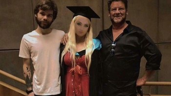 Duh wajah wanita di bagian tengah buram. Foto: Boredpanda