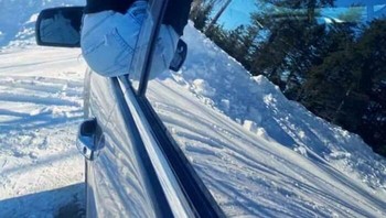 Lupa mengedit juga bagian wajah di kaca yang berbeda ekspresinya. Foto: Boredpanda