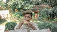 Tak hanya menikmati minuman yang segar, Aditya juga gemar makan roti. Roti yang lembut dengan isian padat dipilih Aditya untuk dinikmati di waktu luang. Foto: Instagram/real_aditya1