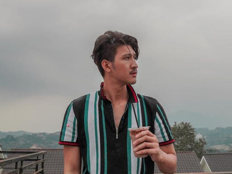 Intip Gaya Ngopi Aditya Zoni, Kekasih Yasmine Ow yang Keren