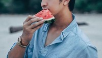 Saat cuaca panas, Aditya juga memilih buah untuk mengatasi panas yang dirasakannya. Semangka, buah yang tinggi air ini menjadi buah favorit Aditya. Foto: Instagram/real_aditya1