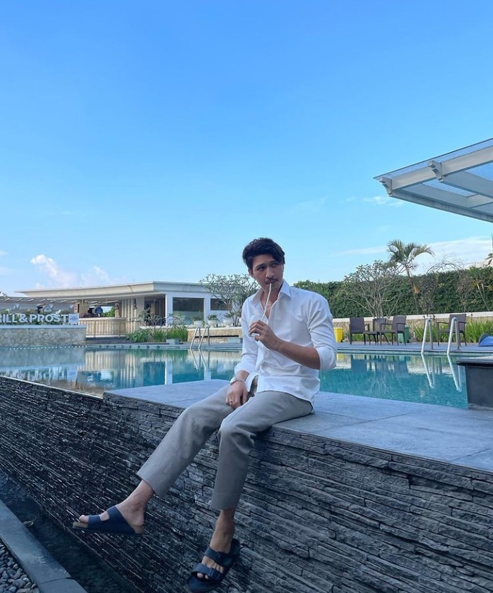 Galeri Foto Aditya Zoni Intip Gaya Aditya Zoni Minum Kopi Bareng Yasmine Ow