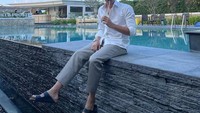 Senang bersantai dengan minuman segar dan pemandangan yang indah. Menikmati segelas minuman di pinggir kolam renang membuat Aditya merasa lebih santai. Foto: Instagram/real_aditya1