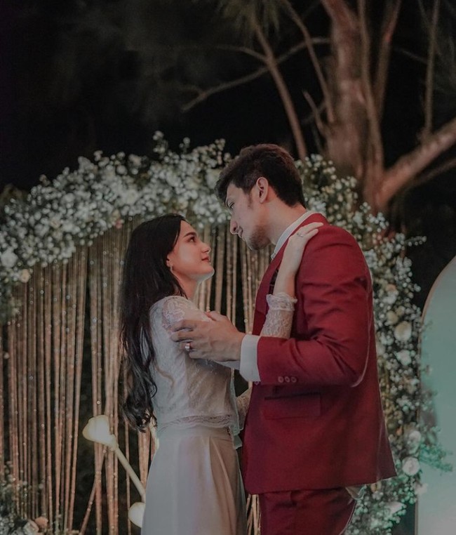 Aditya Zoni dan Yasmine Ow diketahui resmi menikah pada 28 Desember 2021 dan kini telah dikaruniai seorang putra. Keduanya memilih untuk menikah muda. Saat itu Yasmin masih berusia 20 tahun dan Aditya 21 tahun. Foto: Instagram/real_aditya1