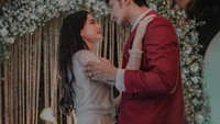 Melakukan pertunangan secara tertutup, Aditya dicurugai langsung melamar Yasmine yang baru ditemuinya selama tiga hari. Kenyatannya, mereka sudah merencanakannya sejak tiga bulan yang lalu. Foto: Instagram/real_aditya1