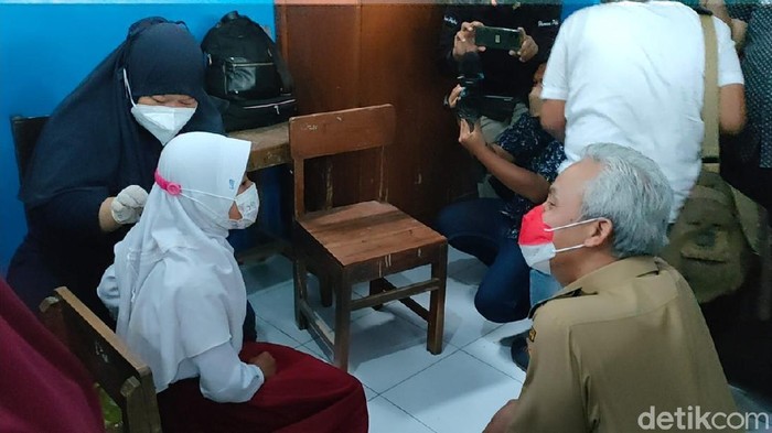 Ganjar berbincng dengan peserta vaksinasi anak di Pekalongan