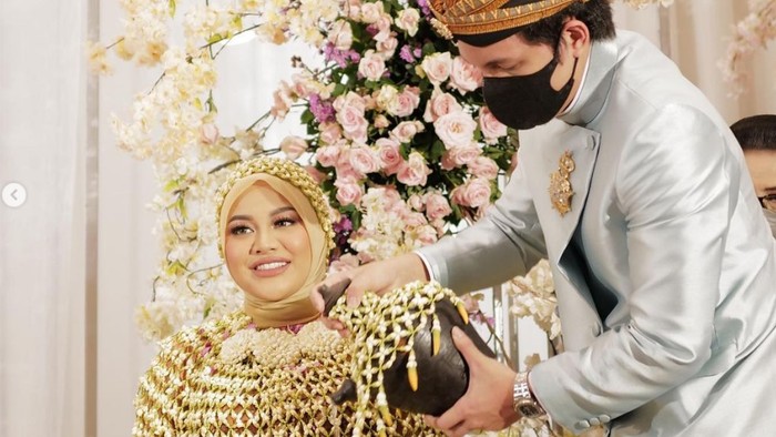 gaya hijab Aurel saat acara Mitoni.