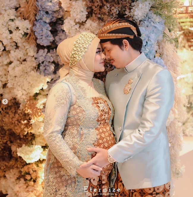 Aurel Hermansyah dan Atta Halilintar menggelar acara syukuran tujuh bulanan kehamilan buah hati pertamanya di Hotel InterContinental Jakarta Pondok Indah, Jakarta Selatan, Sabtu (18/12/2021). Foto: Dok. Instagram @aurelie.hermansyah.