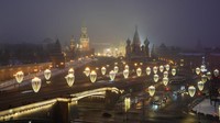 Tembok Kremlin, Menara Spasskaya, Lapangan Merah, department store GUM, Katedral St. Basil, dan Jembatan Bolshoy Moskvoretsky didekorasi untuk perayaan Natal dan Tahun Baru di Moskow, Rusia, Minggu, (12/12/2021). (AP Foto/Alexander Zemlanichenko)