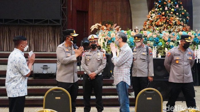 Polisi mengecek kesiapan sejumlah gereja di Sidoarjo. Kapolresta Sidoarjo Kombes Kusumo Wahyu Bintoro mengecek keamanan dan penerapan protokol kesehatan di gereja.