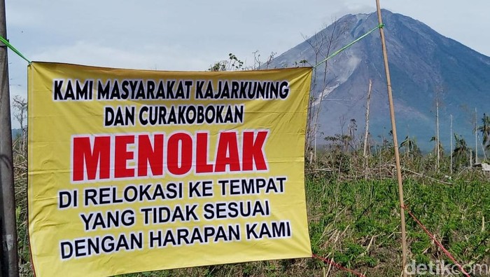 Korban erupsi Semeru di Dusun Kajar Kuning dan Curah Kobokan menolak relokasi. Mereka menilai, tempat baru masih kurang aman dan tidak sesuai harapan.