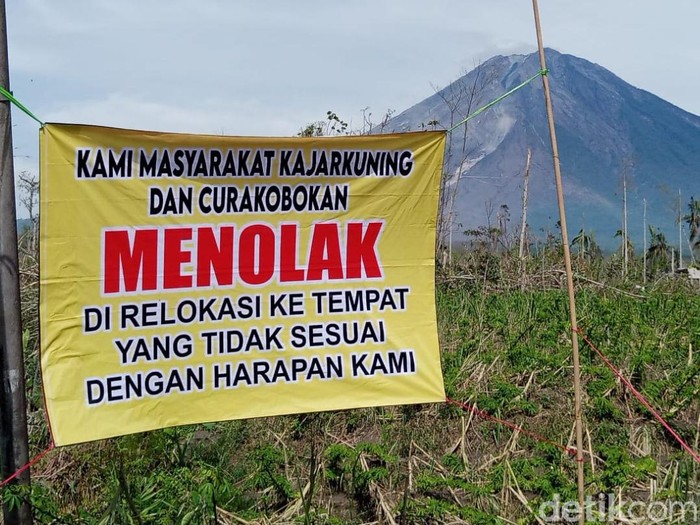 Korban erupsi Semeru di Dusun Kajar Kuning dan Curah Kobokan menolak relokasi. Mereka menilai, tempat baru masih kurang aman dan tidak sesuai harapan.