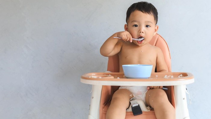 Ilustrasi bayi makan