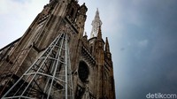 Di depan gereja, terdapat dekorasi pohon Natal.
