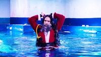 Bukan hanya puteri duyung, traveler juga bisa melihat Santa Klaus JAQS yang jago menyelam. Penasaran? (dok Jakarta Aquarium)