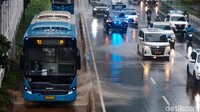 Bus TransJakarta melintas di jalur tersebut. Operasional bus masih berjalan.
