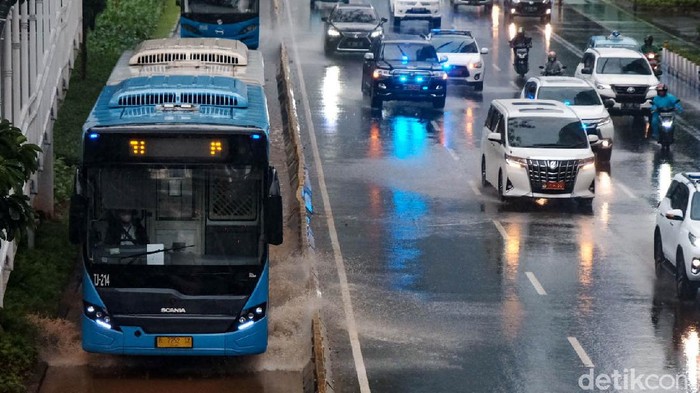 Hujan mengguyur wilayah DKI Jakarta siang ini. Genangan terpantau di jalur TransJakarta dekat Halte Dukuh Atas, Jakarta Pusat.