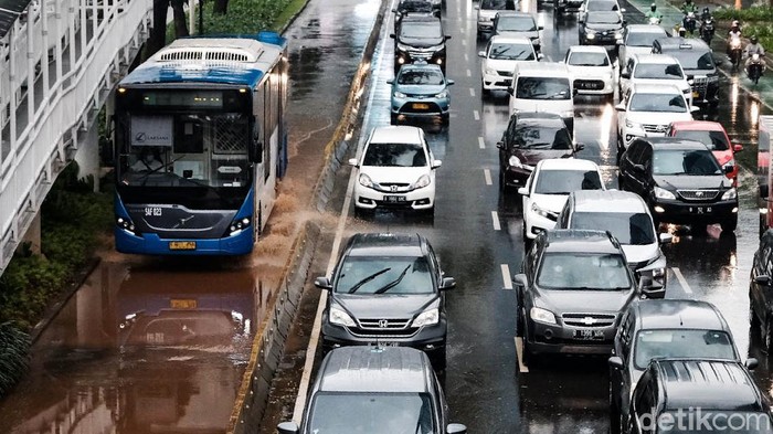 Hujan mengguyur wilayah DKI Jakarta siang ini. Genangan terpantau di jalur TransJakarta dekat Halte Dukuh Atas, Jakarta Pusat.