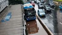 Akibat hujan, Jalan Sudirman terpantau ramai.