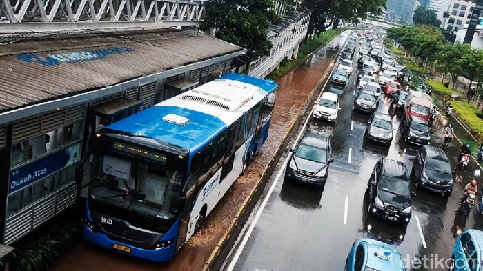Hujan mengguyur wilayah DKI Jakarta siang ini. Genangan terpantau di jalur TransJakarta dekat Halte Dukuh Atas, Jakarta Pusat.