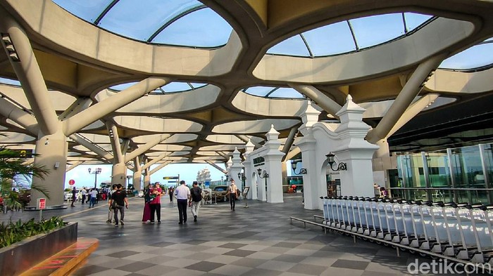 Bandara Yogyakarta International Airport (YIA) di Kulon Progo, DIY mulai dipadati penumpang jelang momen Natal 2021 dan Tahun Baru 2022 (Nataru).