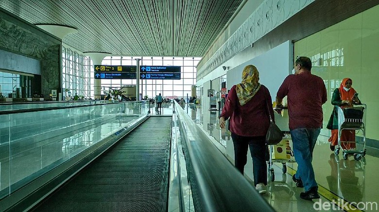 Bandara Yogyakarta International Airport (YIA) di Kulon Progo, DIY mulai dipadati penumpang jelang momen Natal 2021 dan Tahun Baru 2022 (Nataru).
