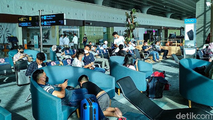Bandara Yogyakarta International Airport (YIA) di Kulon Progo, DIY mulai dipadati penumpang jelang momen Natal 2021 dan Tahun Baru 2022 (Nataru).