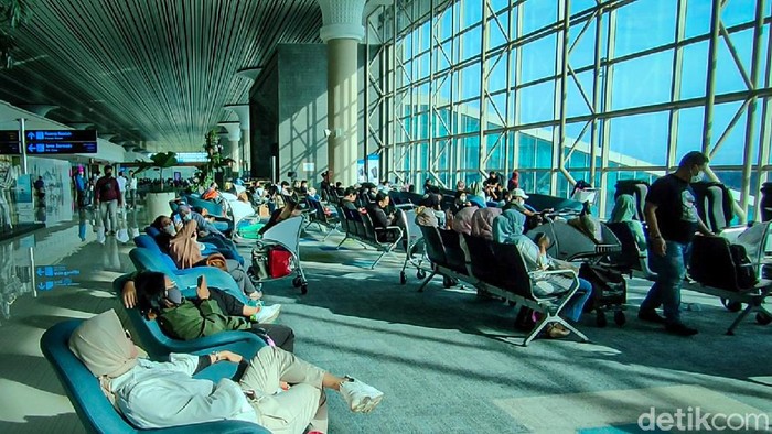 Bandara Yogyakarta International Airport (YIA) di Kulon Progo, DIY mulai dipadati penumpang jelang momen Natal 2021 dan Tahun Baru 2022 (Nataru).