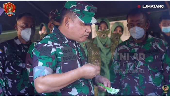 Jenderal Dudung mengecek Posko korban becana erupsi Gunung Semeru (Dok. TNI AD)