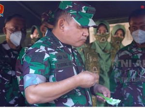 Disinggung Bahar Smith, Ini Momen Jenderal Dudung Kunjungi Pengungsi Semeru
