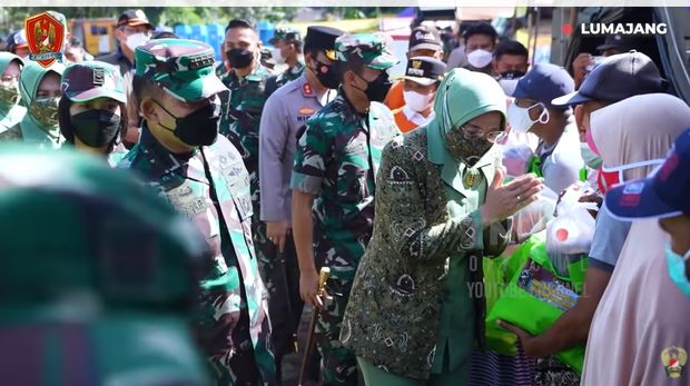 Jenderal Dudung mengecek Posko korban becana erupsi Gunung Semeru (Dok. TNI AD)