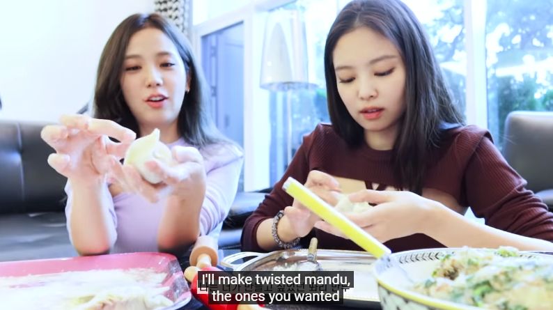 Jennie dan Jisoo BLACKPINK Bikin Mandu (Pangsit Korea)