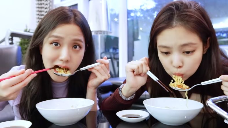 Jennie dan Jisoo BLACKPINK Bikin Mandu (Pangsit Korea)