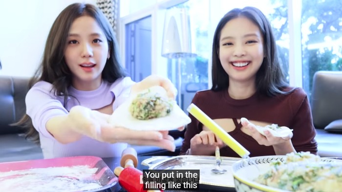 Jennie dan Jisoo BLACKPINK Jennie dan Jisoo BLACKPINK Bikin Mandu (Pangsit Korea)