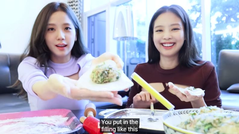 Jennie dan Jisoo BLACKPINK Bikin Mandu (Pangsit Korea)