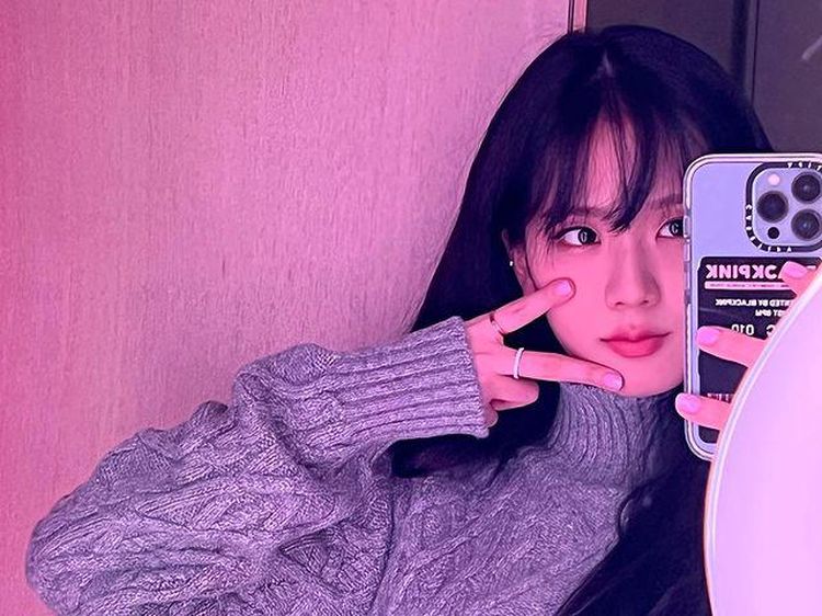 So Cute! Jisoo BLACKPINK Tampil Beda dengan Rambut Berponi