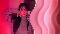 Dalam postingan terbarunya, Jisoo tampak berfoto di cermin. Foto: (dok. Instagram @sooyaa__)