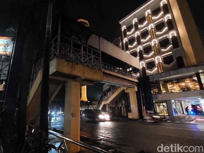 JPO di Jalan Asia Afrika Kota Bandung dibongkar petugas