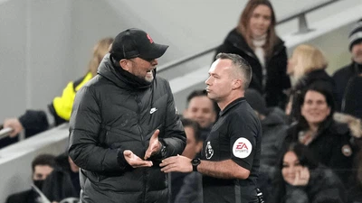 Foto: Momen Klopp Ngomel ke Wasit Tierney