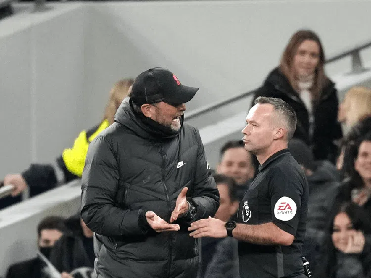 Foto: Momen Klopp Ngomel ke Wasit Tierney