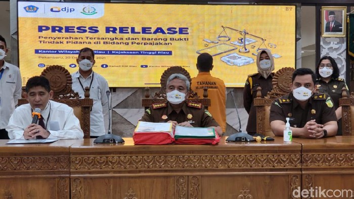 Kajari Pekanbaru saat ekspos kasus dugaan penggelapan pajak senilai Rp 15 miliar (Raja Adil/detikcom)