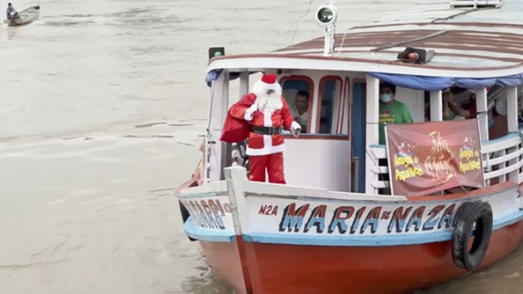 Kala Santa Claus Blusukan ke Sungai Amazon, Bagi Hadiah Buat Anak-anak