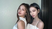 Dalam foto tersebut, Yeji dan Karina tampil kompak dengan busana serba putih. Foto: (dok. Dear U Bubble)