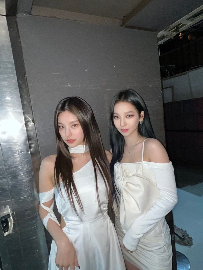 Karina aespa dan Yeji ITZY