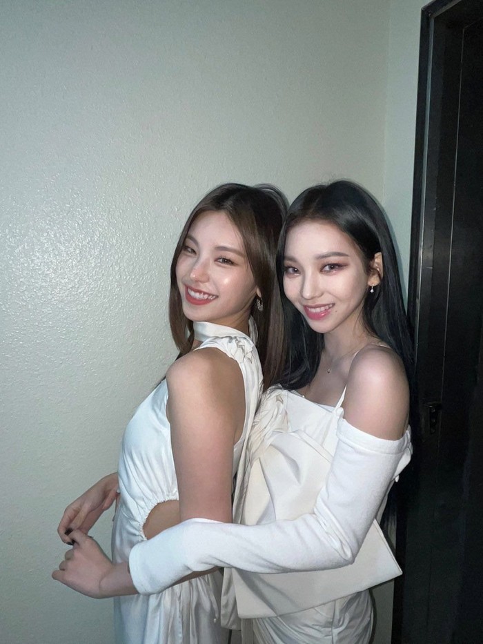 Karina aespa dan Yeji ITZY