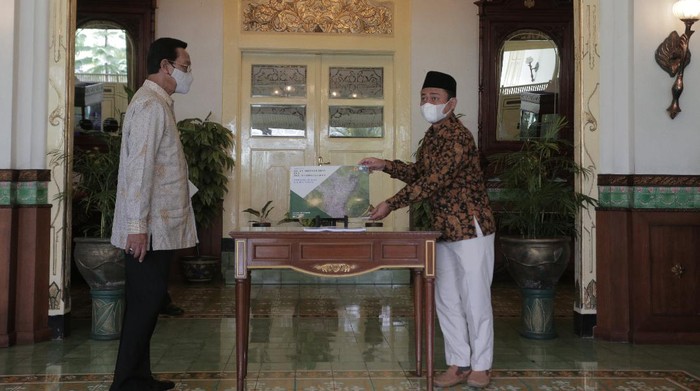 Kepala BIG Muhammad Aris Marfai menyerahkan hasil pemetaan lingkungan lereng Gunung Merapi ke Gubernur DIY Sri Sultan Hamengku Buwono X, Yogyakarta, Senin (20/12/2021).