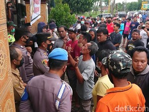 Kades di Tulungagung Diduga Selingkuh, Ratusan Warga Demo Tuntut Mundur