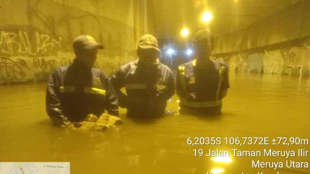 Kolong Tol JORR banjir 1 meter