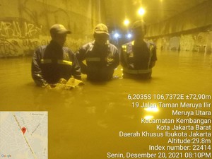 Banjir 1 Meter, Kolong Tol JORR Meruya Utara Tak Bisa Dilewati Kendaraan